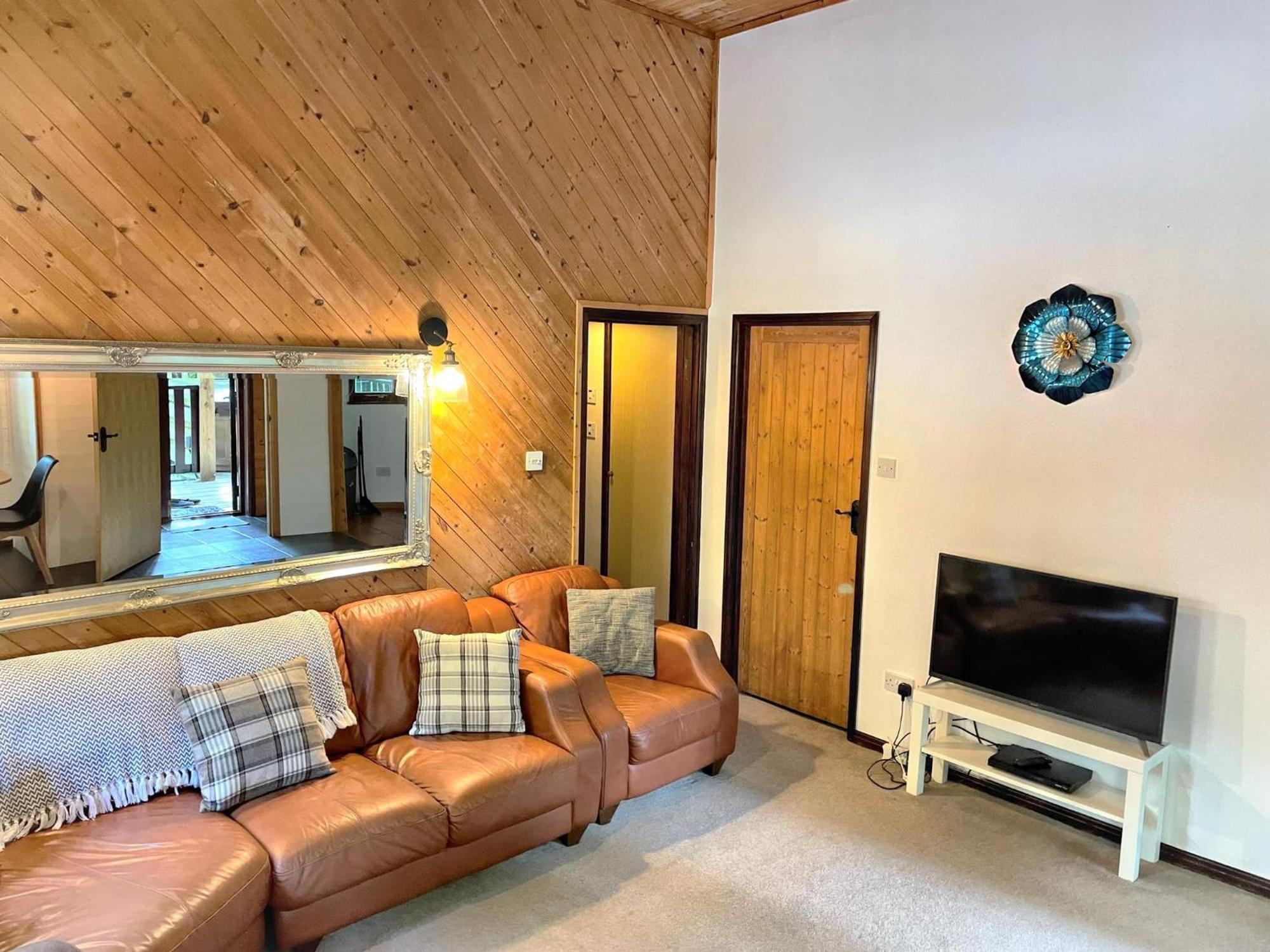 Goldcrest 3-Hot Tub-Woodland Lodges-Carmarthenshire-Tenby Extérieur photo