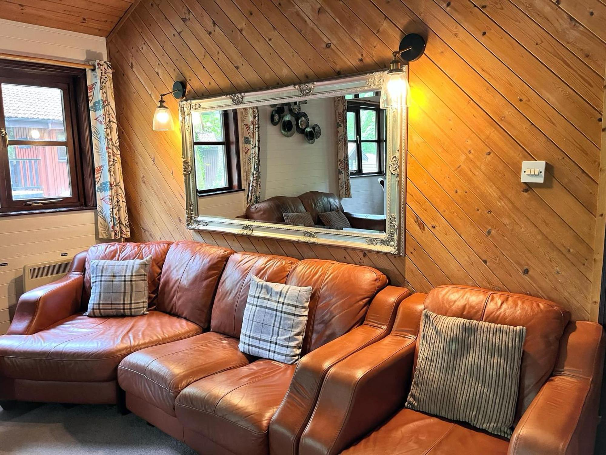 Goldcrest 3-Hot Tub-Woodland Lodges-Carmarthenshire-Tenby Extérieur photo