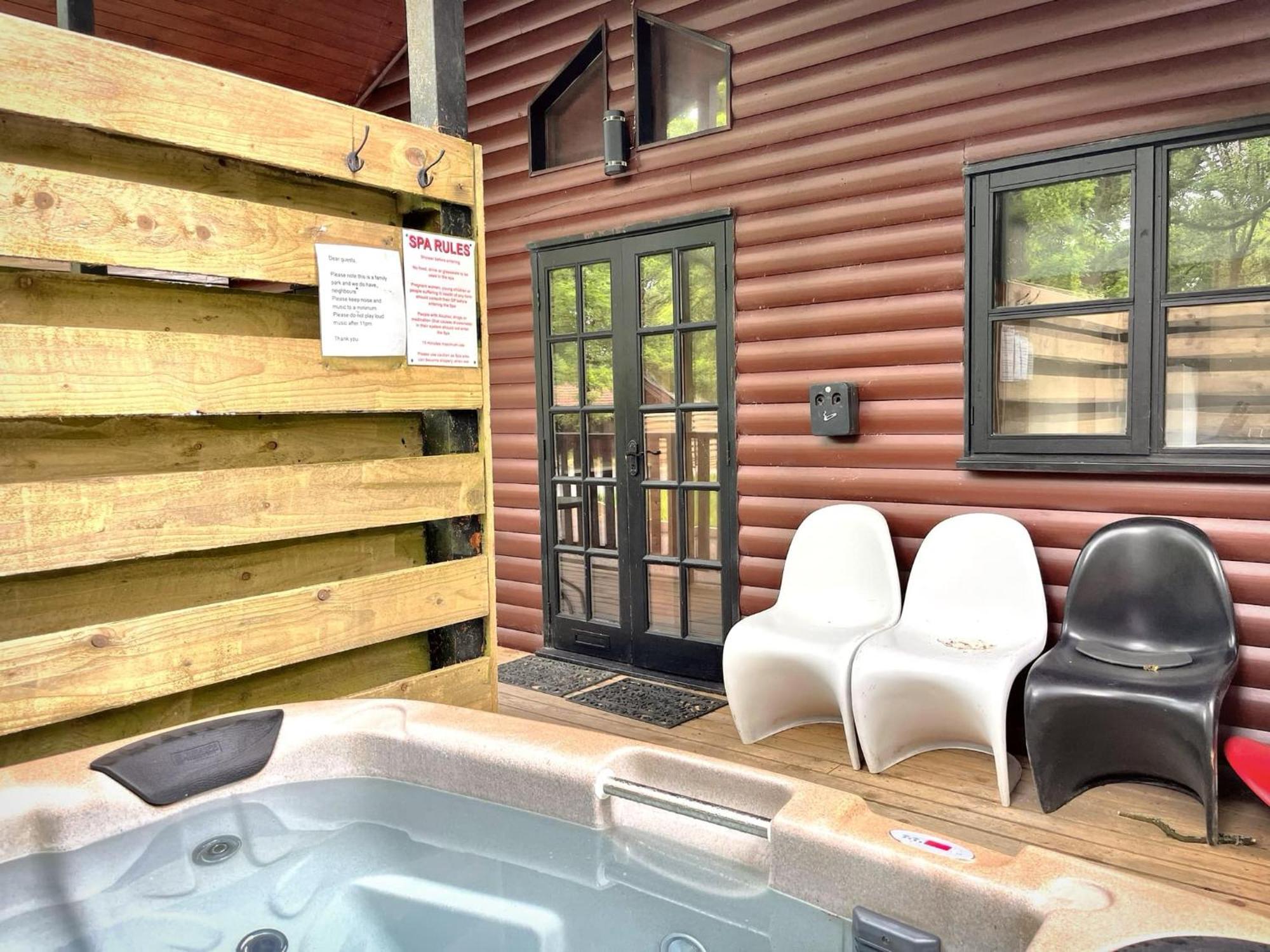 Goldcrest 3-Hot Tub-Woodland Lodges-Carmarthenshire-Tenby Extérieur photo