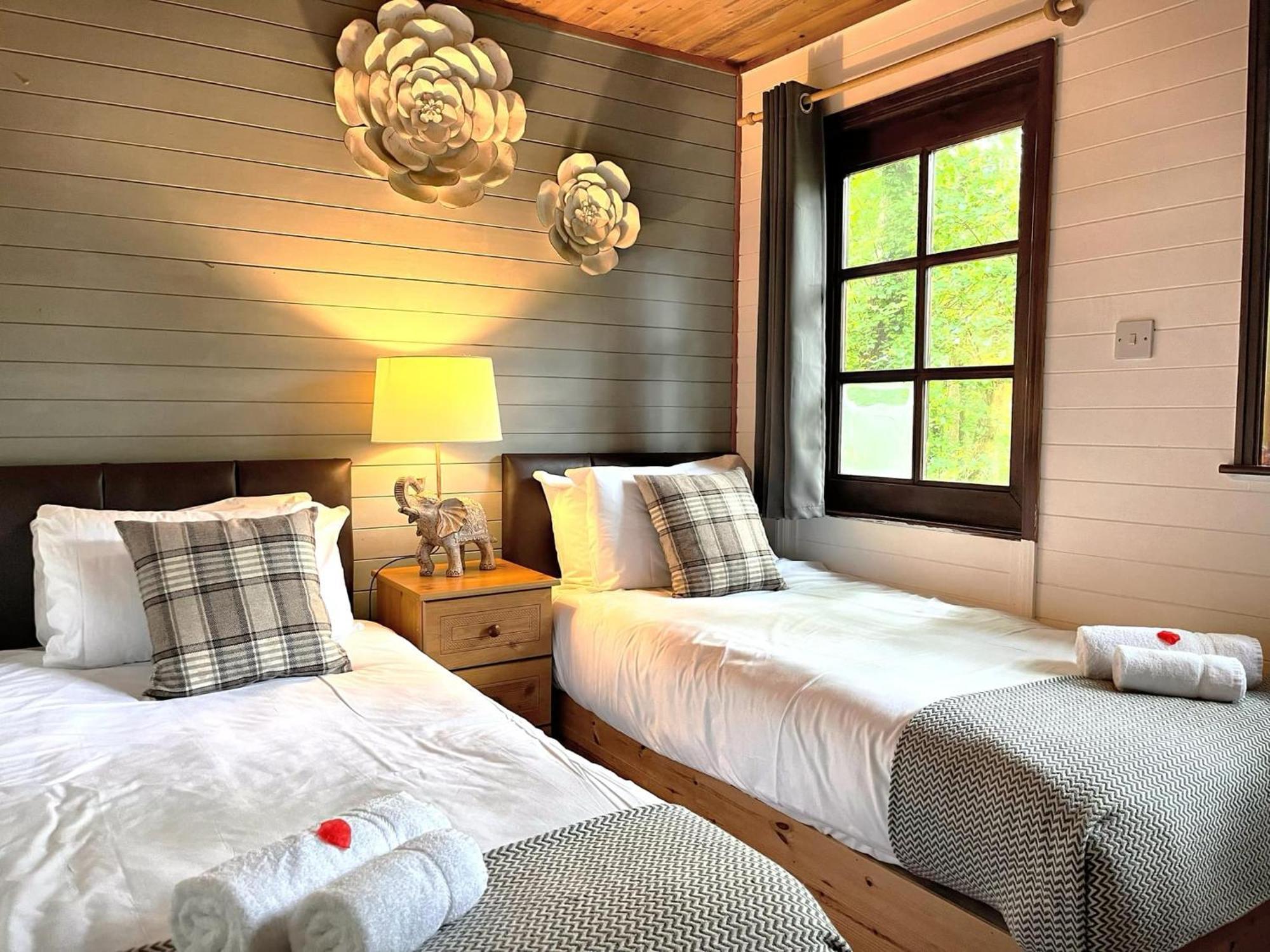 Goldcrest 3-Hot Tub-Woodland Lodges-Carmarthenshire-Tenby Extérieur photo