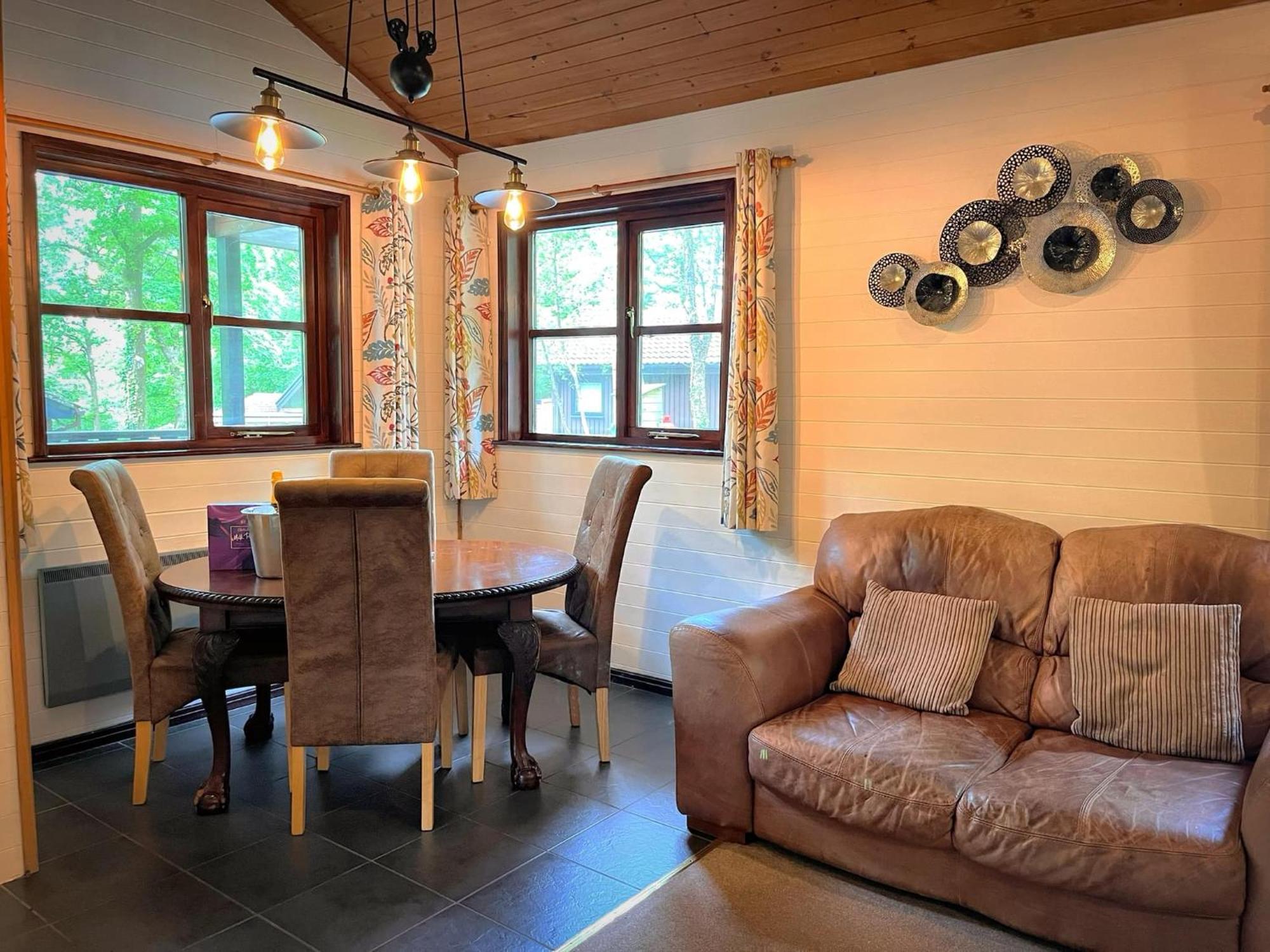 Goldcrest 3-Hot Tub-Woodland Lodges-Carmarthenshire-Tenby Extérieur photo