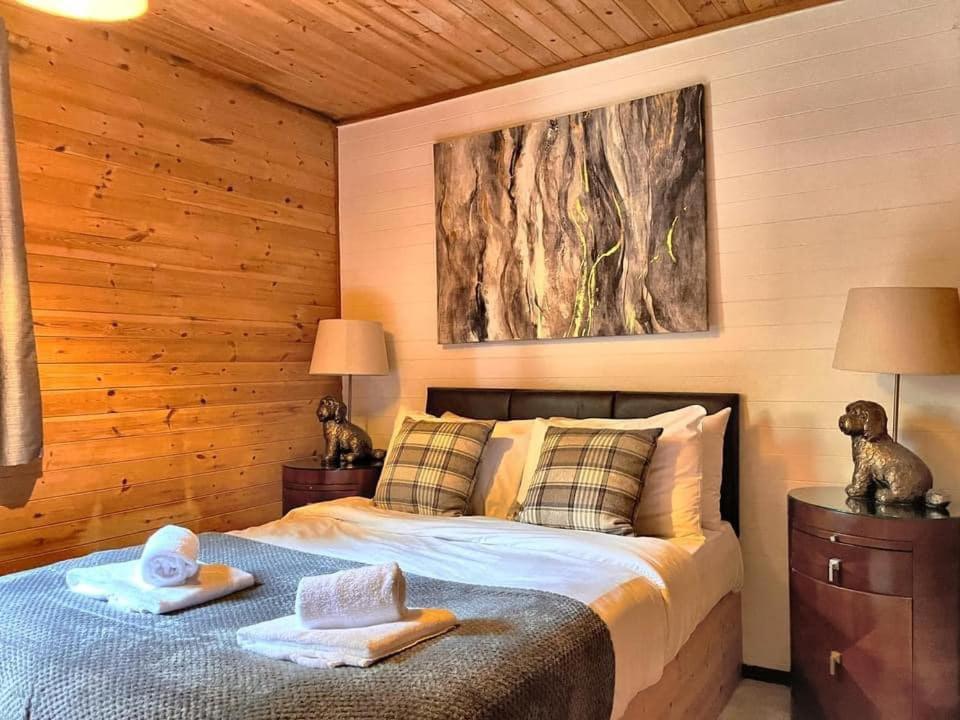 Goldcrest 3-Hot Tub-Woodland Lodges-Carmarthenshire-Tenby Extérieur photo