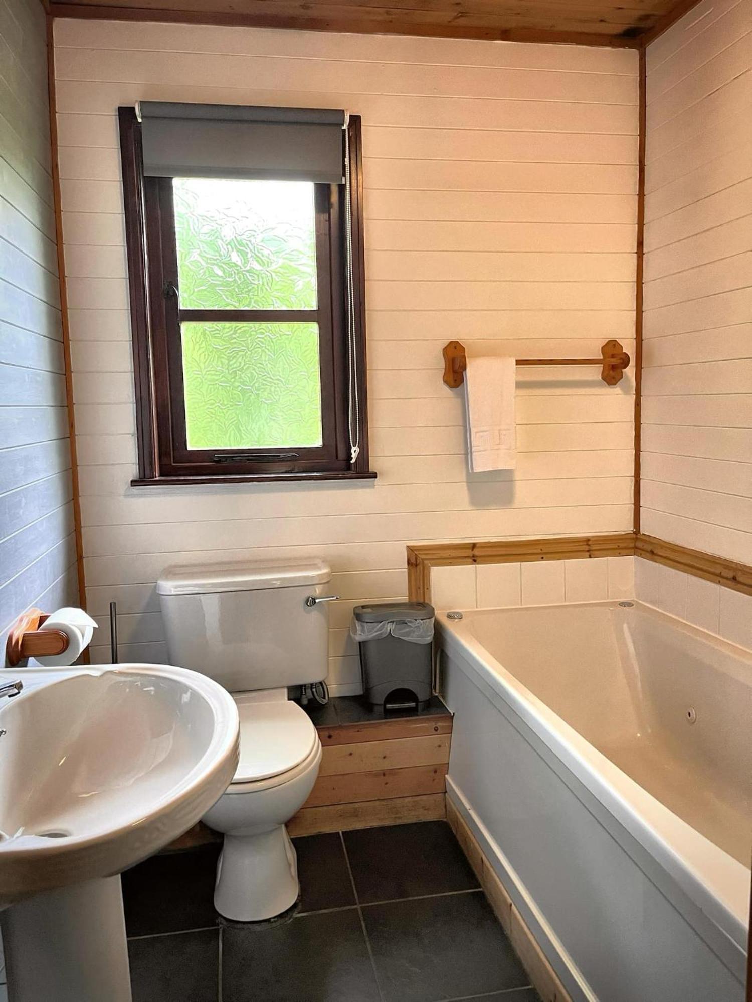 Goldcrest 3-Hot Tub-Woodland Lodges-Carmarthenshire-Tenby Extérieur photo